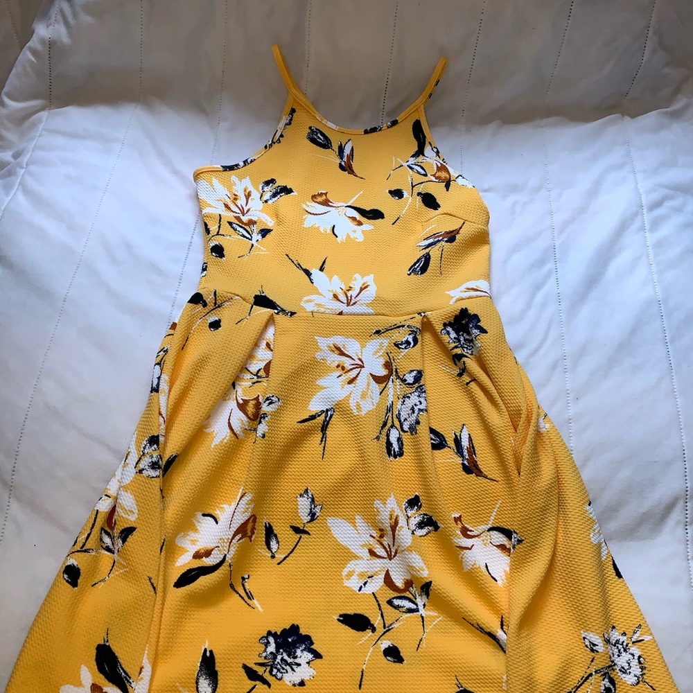 Soprano yellow floral dress 🔆🤍